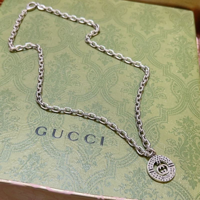 G*u*i necklaces